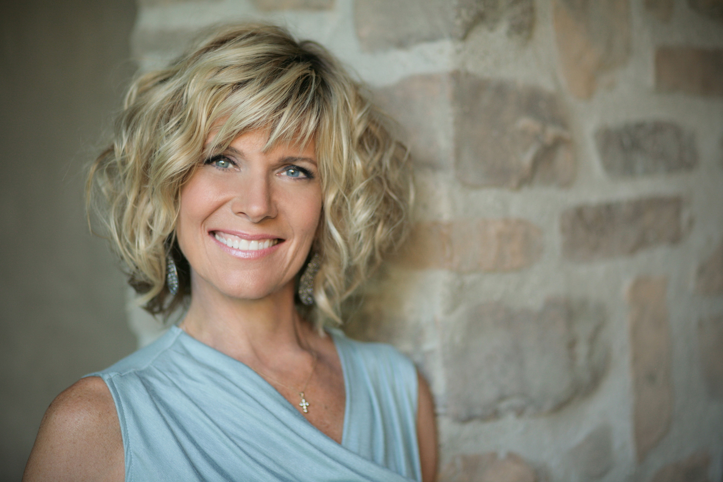 Singing star, clergy spouse Debby Boone will light up Bishop's Concert -  Episcopal Diocese of Los Angeles